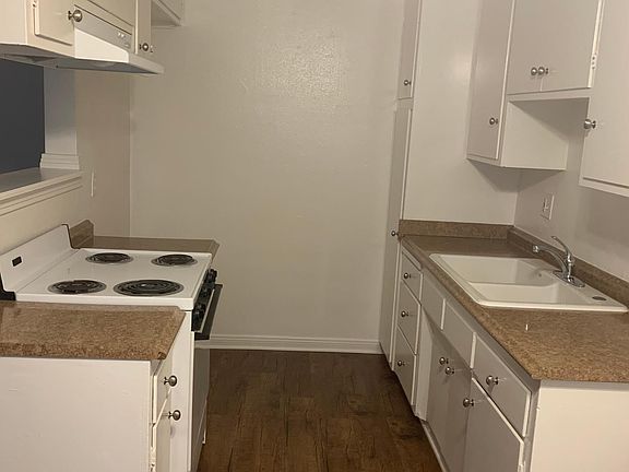 Efficient kitchen with pantry