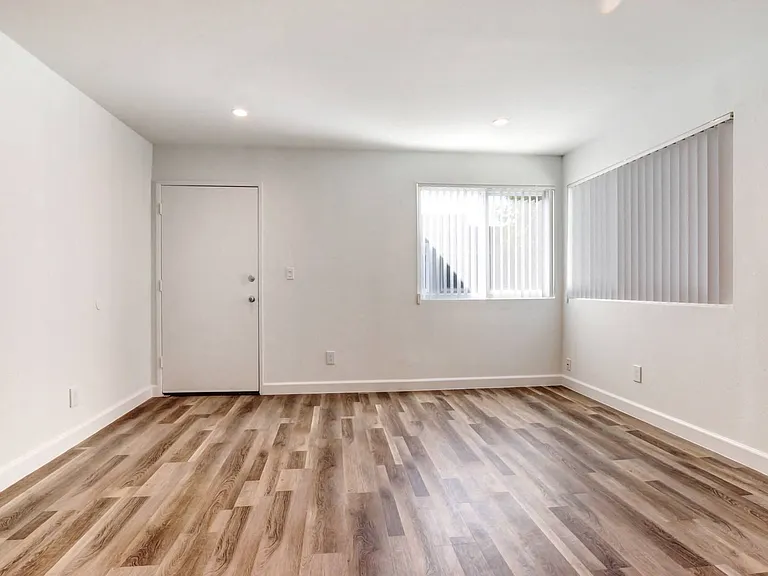 Country Club Apartments — Photo 67