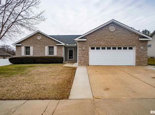 1903 Vicksburg Ct, Pekin, IL 61554