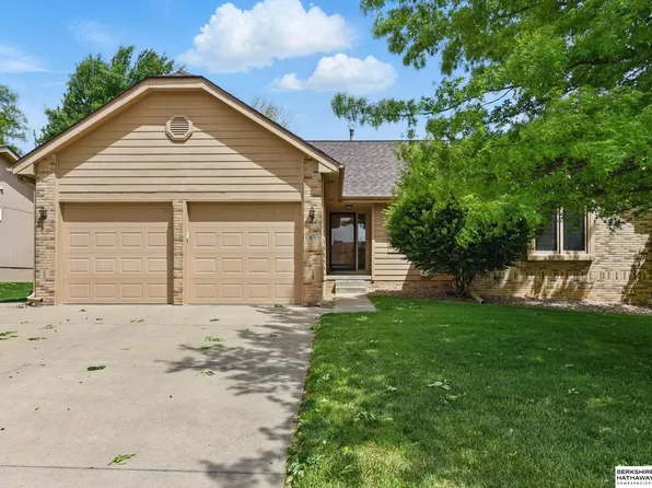 1910 Skyhawk Ave, Papillion, NE 68133