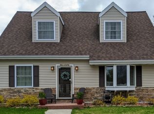 W63N378 Hillcrest Ave, Cedarburg, WI 53012