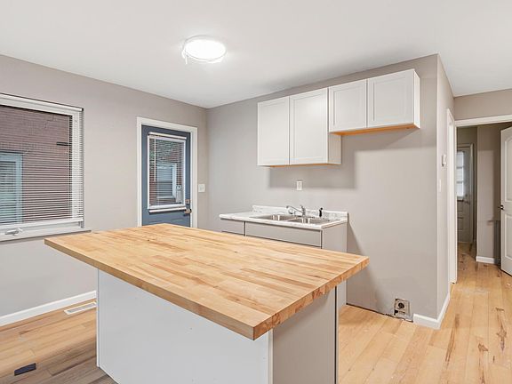 3rd image of 1327 Nichol Ave #A