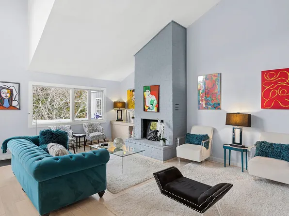 514 Pantigo Rd APT 22, East Hampton, NY 11937