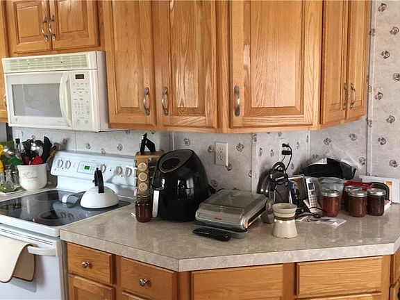 3rd image of 17 Hillcrest Cir