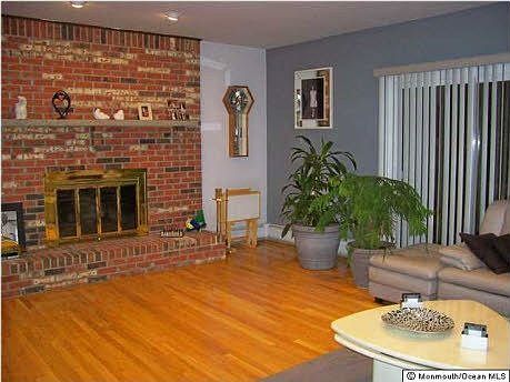 FR w/full wall brick fireplace