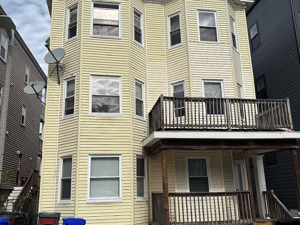 32 Woodford St #3