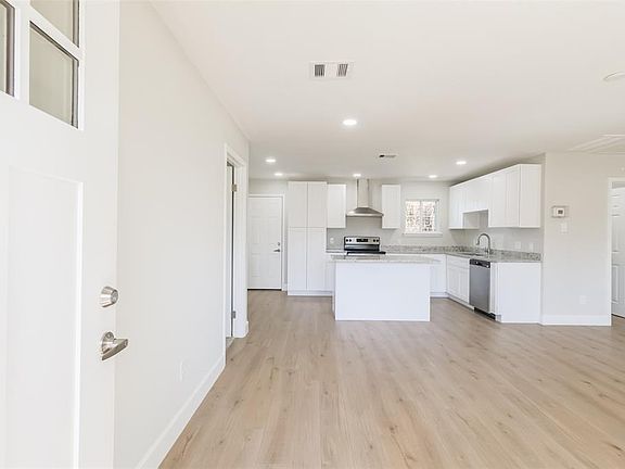 3rd image of 10910 Fullerton Dr