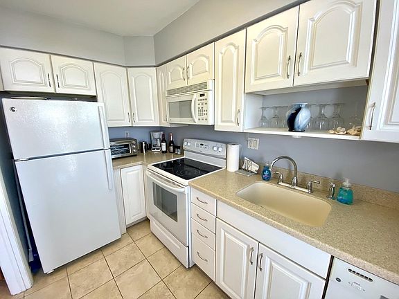 4th image of 1920 S Ocean Dr APT 607