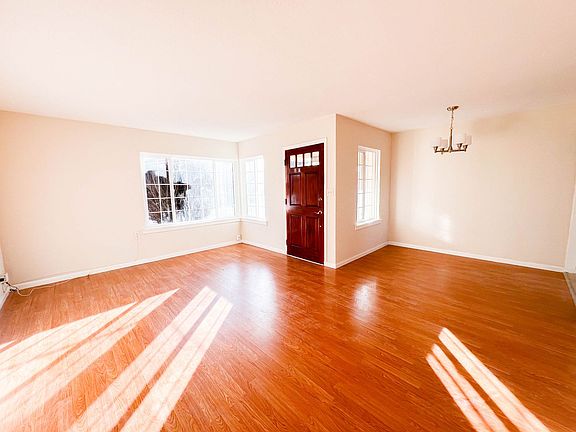 3rd image of 2348 Greenwood Dr