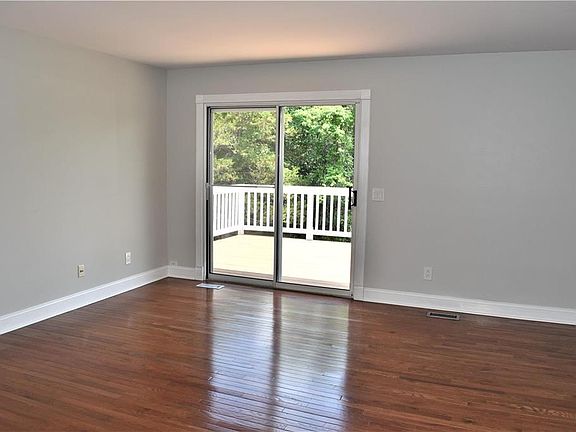 3rd image of 563 Woodhill Estates Dr