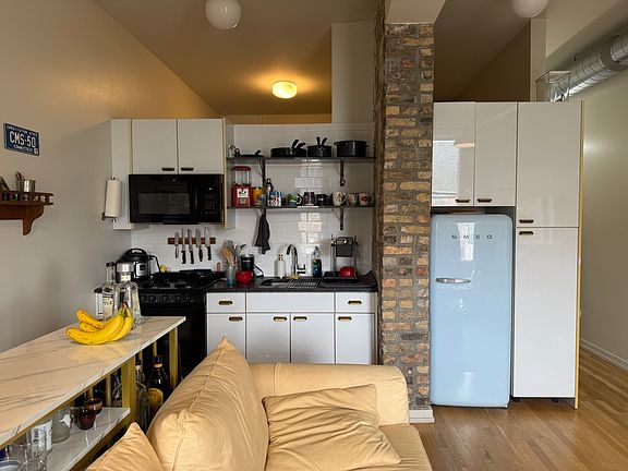 5th image of 1422 N Milwaukee Ave #209