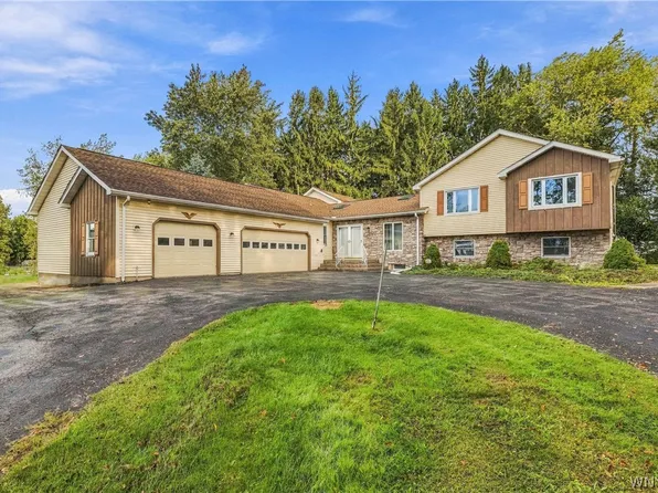 7569 Fairview Dr, Lockport, NY 14094