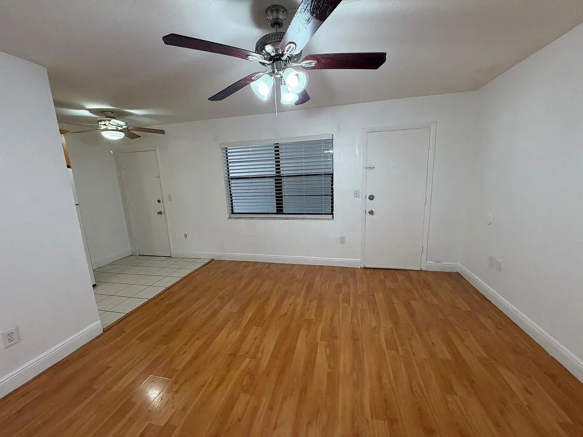 Building Photo - 4444 Ludlam Rd #25