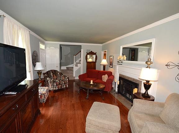 4th image of 220 Pembroke Ave