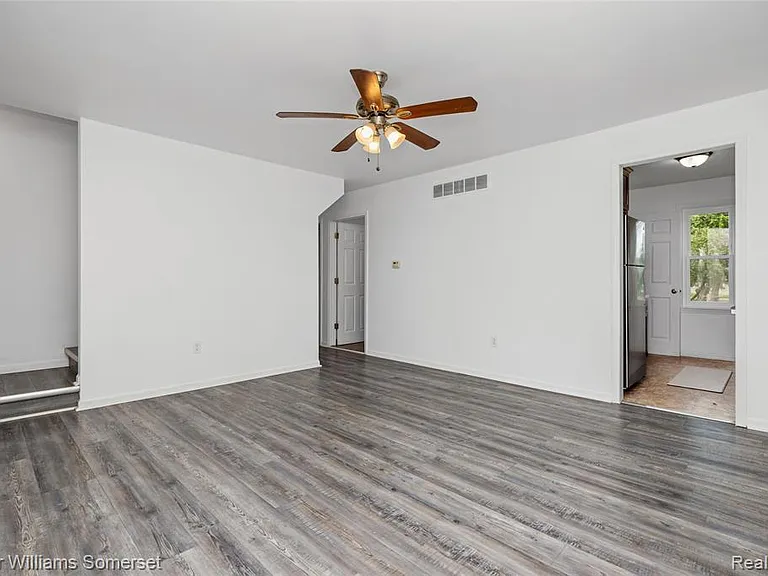 90 Tacoma Dr — Photo 10