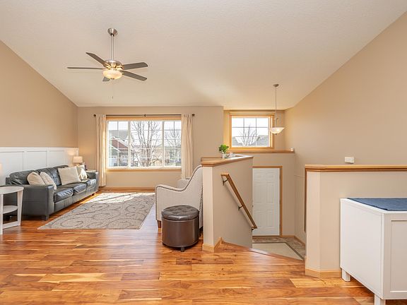 5th image of 821 10th Ave NE