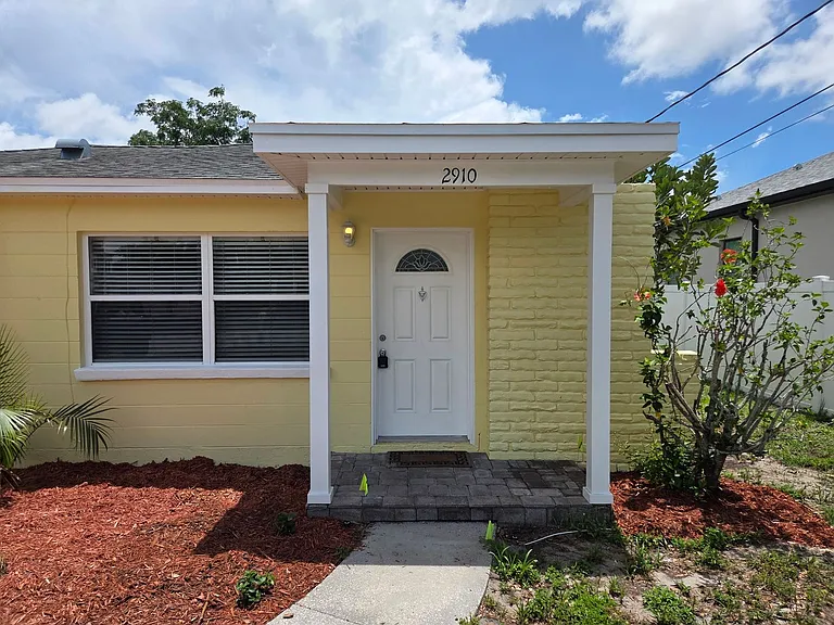 2910 W Pearl Ave — Photo 2