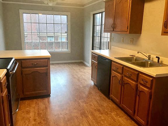 Kitchen and Eatin Area