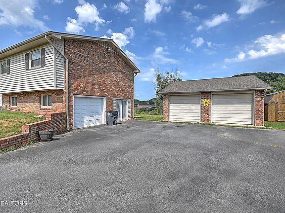 4th image of 709 N Sherbrooke Cir