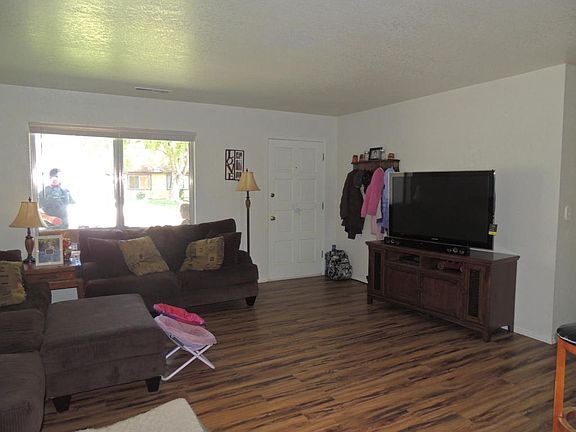 4th image of 43563 Sierra Center Dr