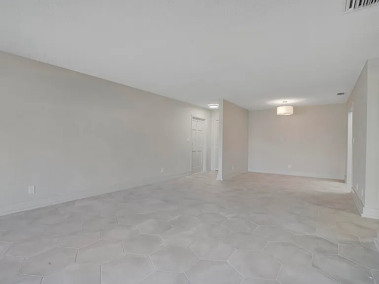 315 Venetian Dr #8 — Photo 10