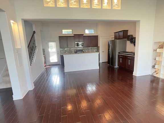 3rd image of 10903 Railway Ln