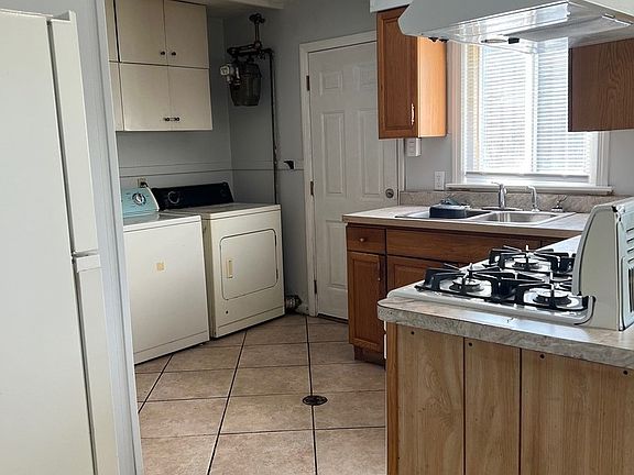 3rd image of 14927 Champlain Ave