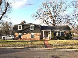 2502 S Woodlawn Dr, Sedalia, MO 65301