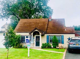 10 Water Ln N, Levittown, NY 11756