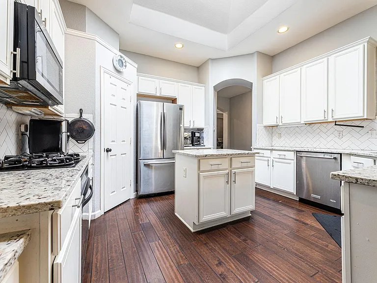 608 Laura Ln — Photo 4