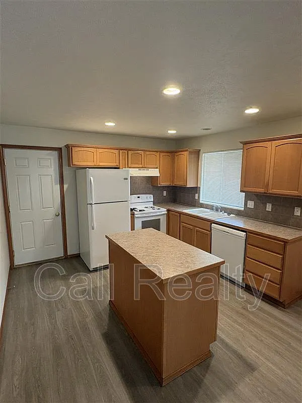 3 bed, 2.5 bath, 1412 sqft, $1,995 — Photo 3