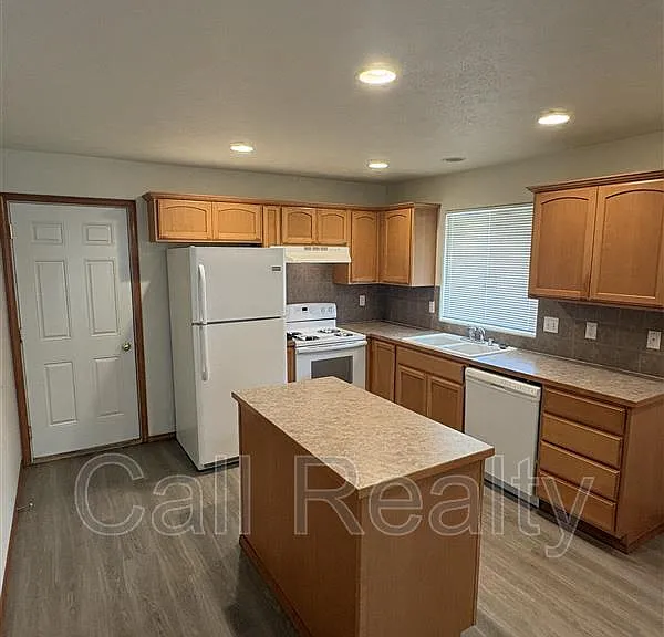 18716 E Augusta Ct — Photo 3