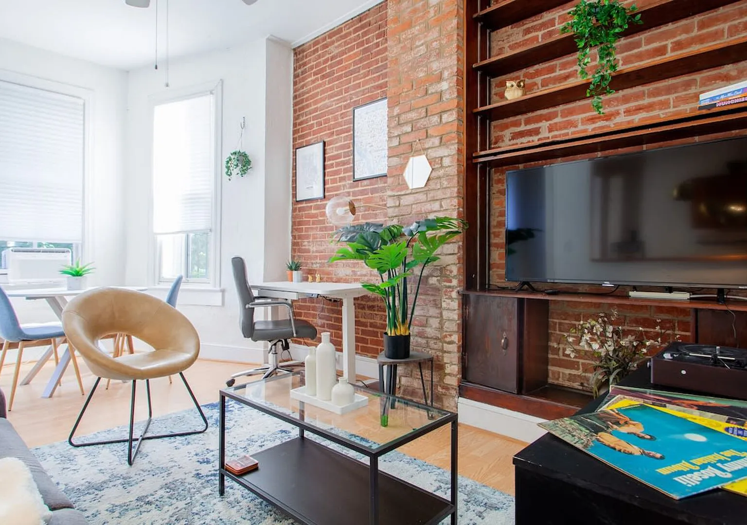 Classy 1-BR Flat Nestled Between Dupont & Logan — Photo 4