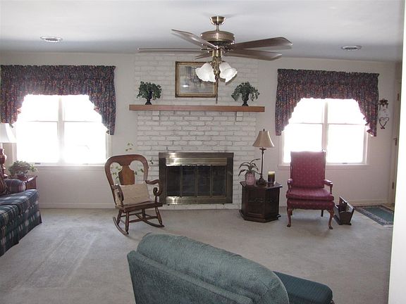 4th image of 779 Lake Dr