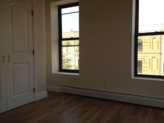 3rd image of 139 Stuyvesant Ave