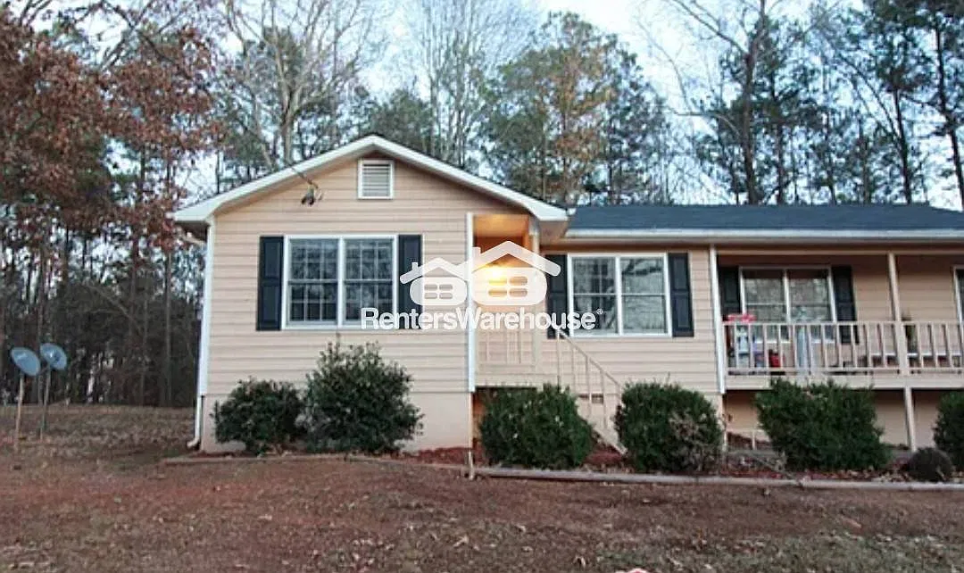 Fully renovated duplex 2 beds 1 bath in Canton! — Photo 1
