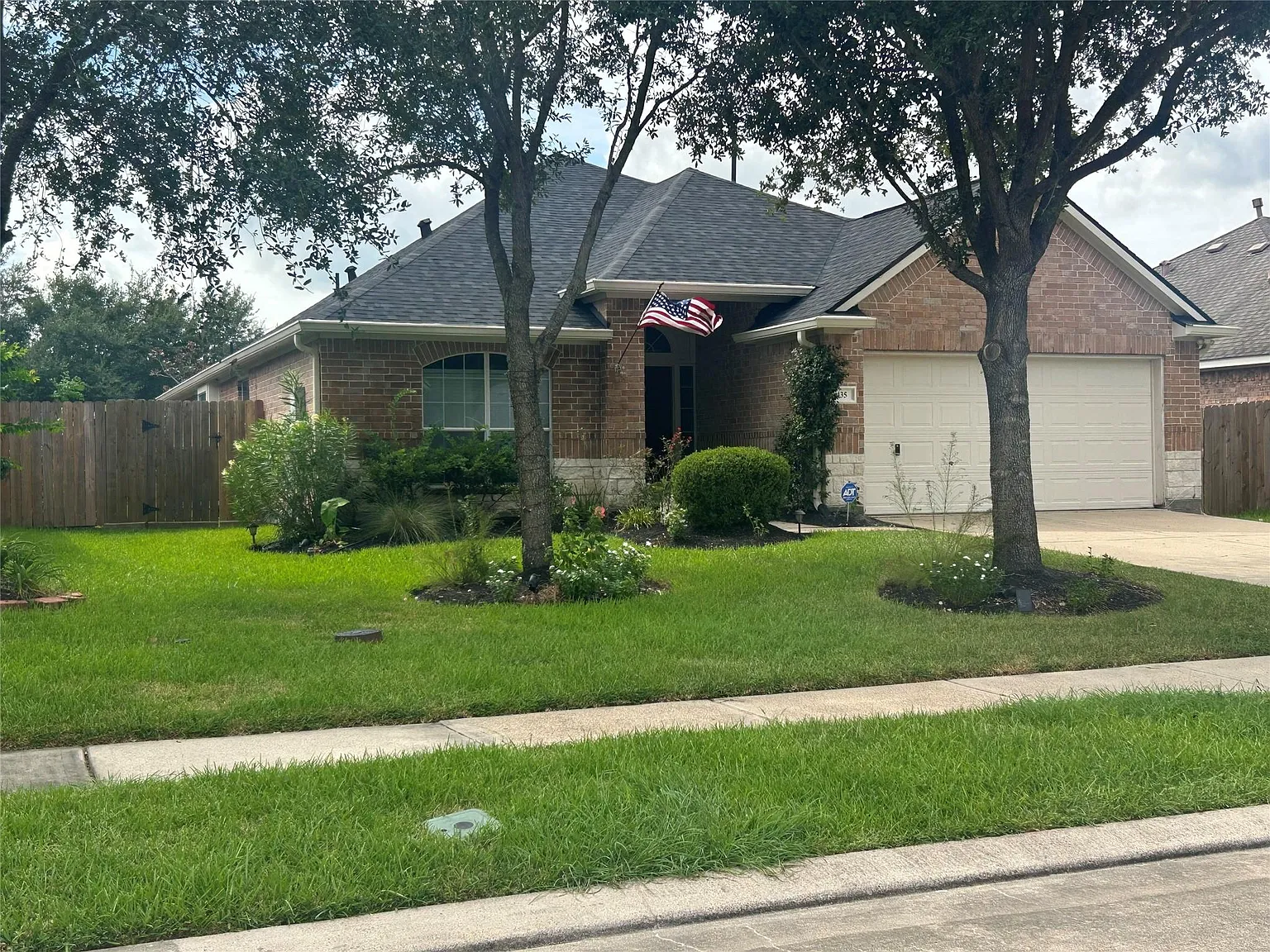 3 bed, 2.0 bath, 1648 sqft, $2,300 — Photo 2