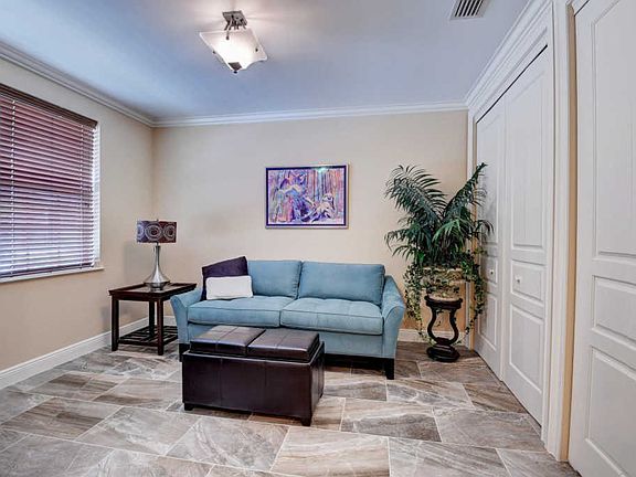 3rd image of 1012 E Heritage Club Cir