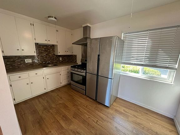 3rd image of 373-379 Kuehnis Dr #1