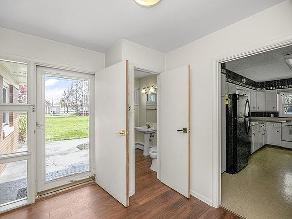5th image of 607 College Ave