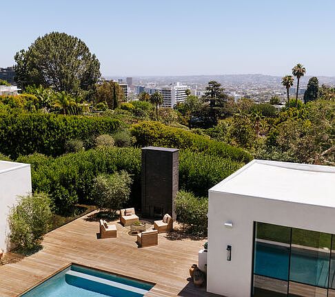 3rd image of 1307 N Doheny Dr