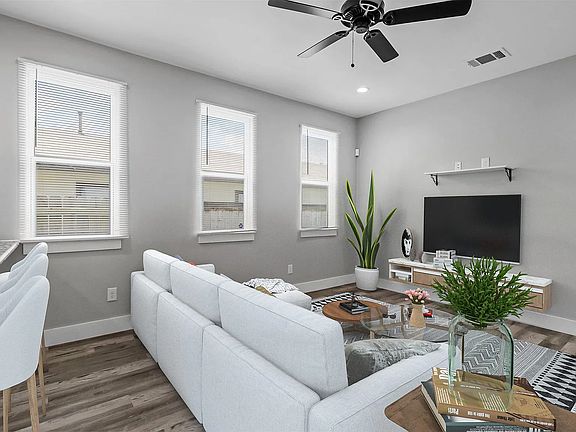 4th image of 1116 W Elm St