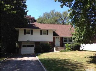 18 Daisy Ln, Commack, NY 11725