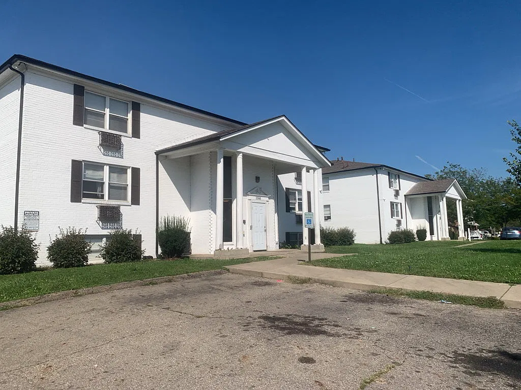 National Road Apartments — Photo 2