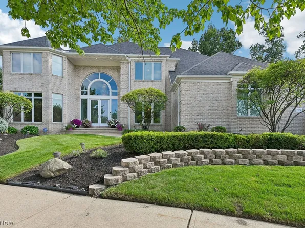 379 E Glen Eagle Dr, Highland Heights, OH 44143