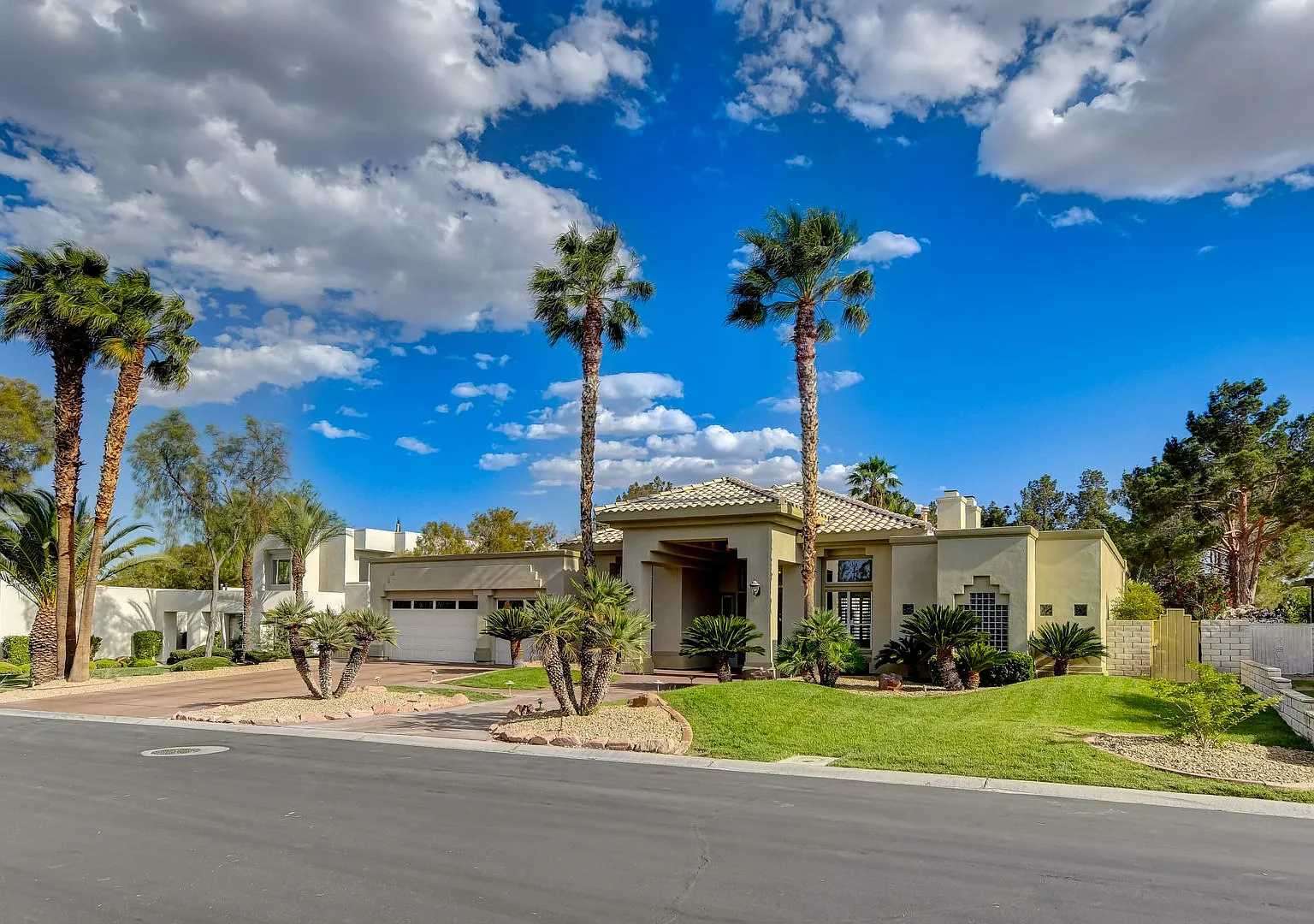 A luxurious 5 Bedroom House with a Casita & a Sparkling pool at Ten Oaks Estates — Photo 2