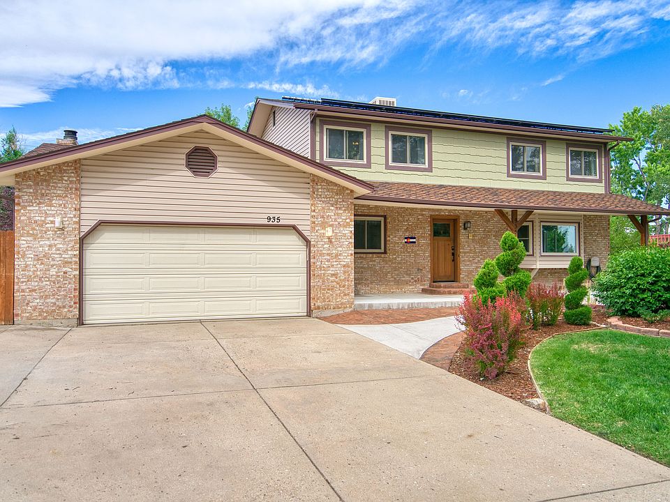 Front of house with 2 car garage