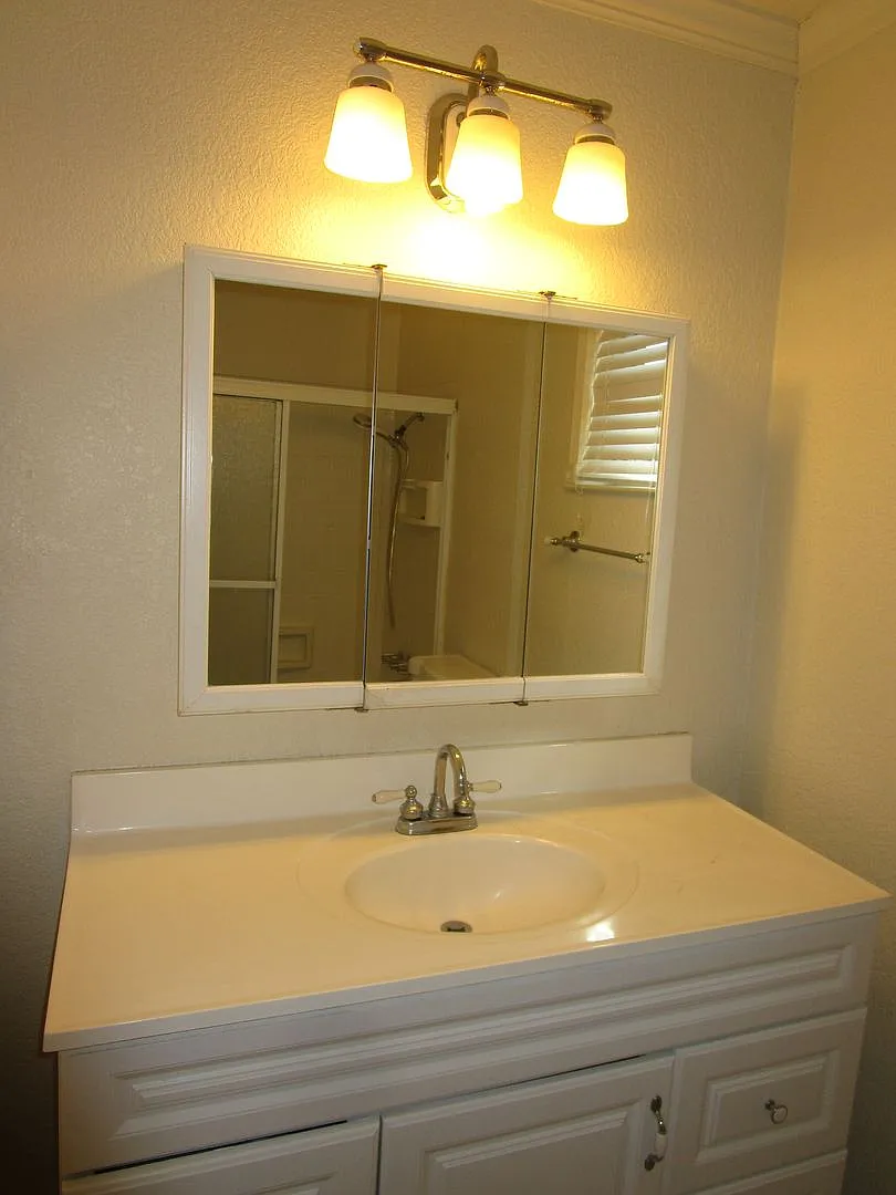 Move In Special Parkway Gardens Condos — Photo 4