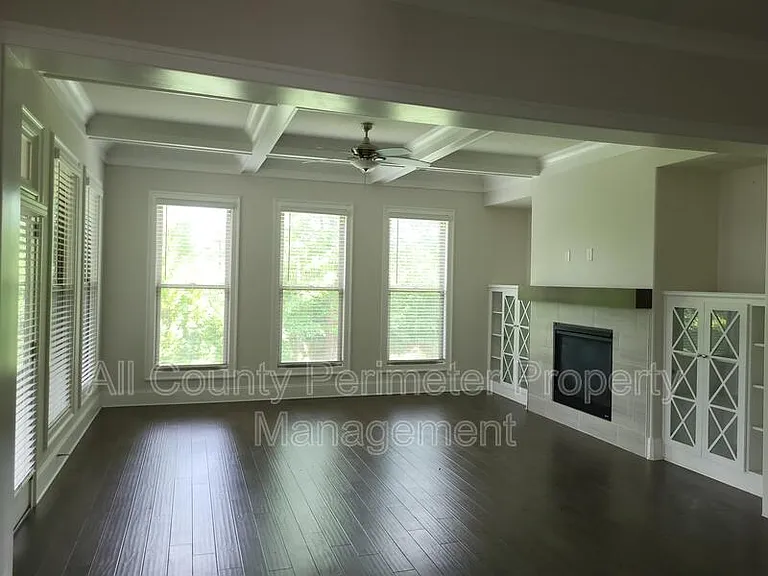 819 Olmsted Ln — Photo 5