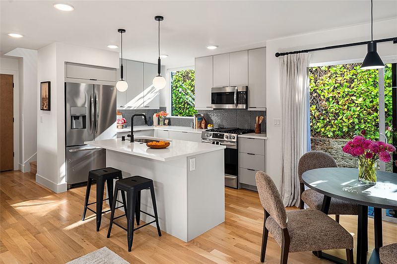 4th image of 1130 32nd Avenue E